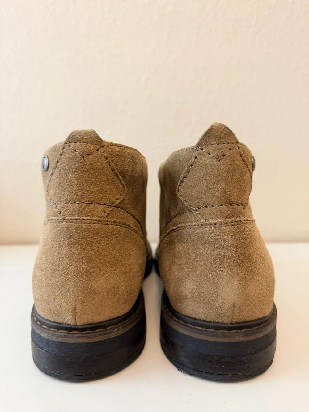 Clarks Newford Mid Chukka Boots – Men’s Size 11M – Dark Sand Suede